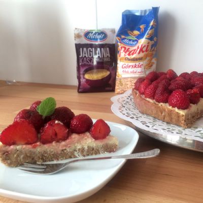 Tarta jaglana z truskawkami Tarta jaglana z truskawkami