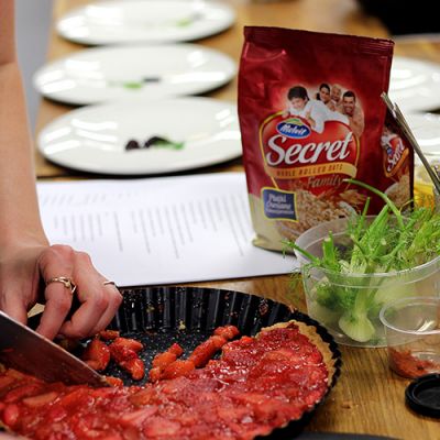 Tarta owsiana z truskawkami i rabarbarem