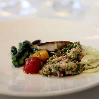 Pstrąg z tabuleh z kaszy owsianej ze szparagami i kiszoną cytryną 