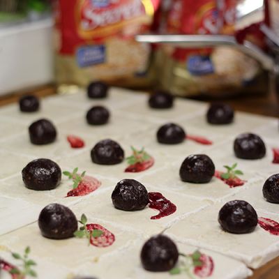 Czekoladowe trufle owsiane ze szczyptą chili i musem malinowym