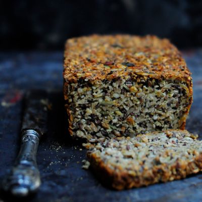 Korzenny chleb bez mąki z oregano 