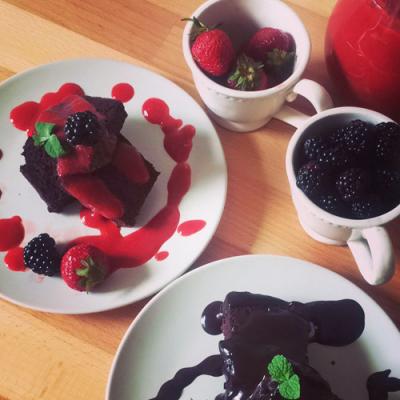 Fasolowe brownie z sosami 