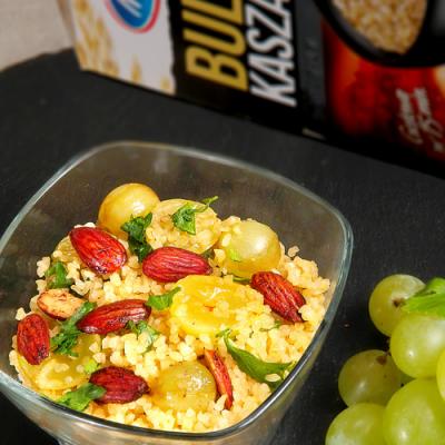 Bulgur, smażone migdały, winogrona i natka pietruszki