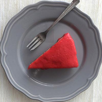 Jaglany sernik bez sera z musem z pieczonych śliwek