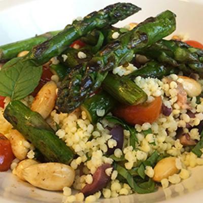 Kasza jaglana w towarzystwie zielonych szparagów