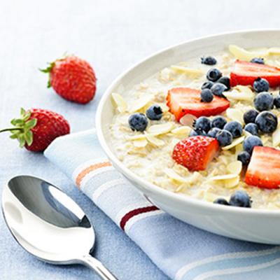 Kasza owsiana gotowana z truskawkami