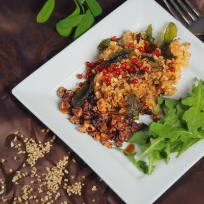 Kasza owsiana z czerwonym pieprzem, wędzoną śliwką, orzechami włoskimi i masłem szałwiowym