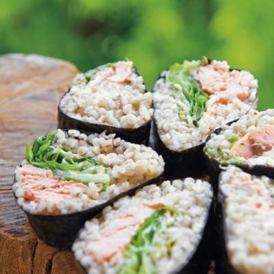 Kaszi z pieczonym pstrągiem i ogórkami kiszonymi