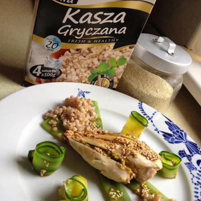 Kura z gryką z pietruszkowym pesto