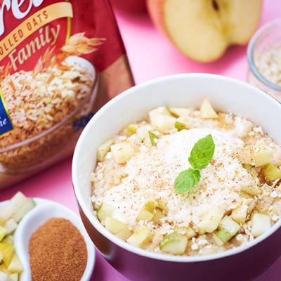 Owsianka soku jabłkowym i jogurtem greckim i owocami