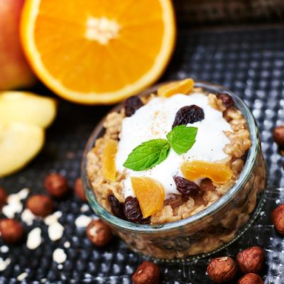 Płatki owsiane z quatre-epices w herbacie owocowej