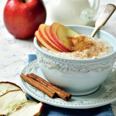 Pudding korzenny z płatków quinoa z jabłkiem i morelami