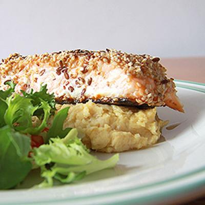 Sezamowy łosoś na puree z cieciorki