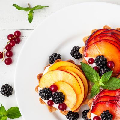 Tartaletka owsiana z brzoskwinią i tymiankiem